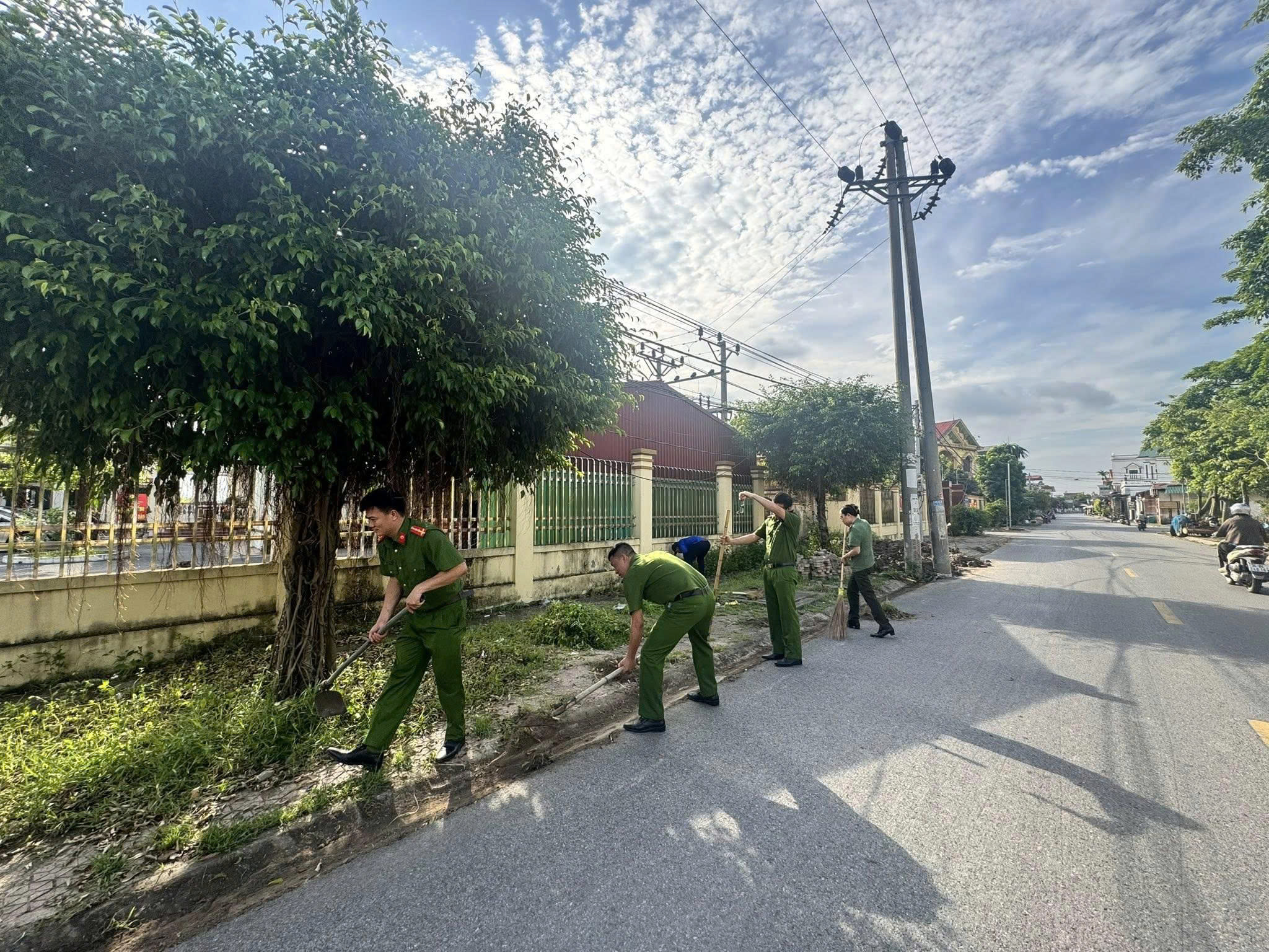 Công an xã Thái Tân ra quân hưởng ứng phong trào 